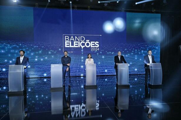 Ricardo Nunes (MDB), Pablo Marçal (PRTB), Tabata Amaral (PSB), José Luiz Datena (PSDB) e Guilherme Boulos (PSOL), cada um em seu púlpito no Debate da Band