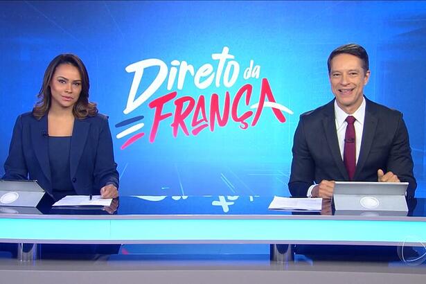 Salcy Lima e Sergio Aguiar em frente ao logo do Direto da França, cobertura da RECORD na Olimpíada de Paris 2024