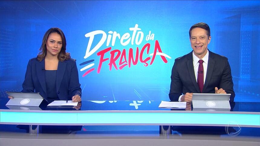 Salcy Lima e Sergio Aguiar em frente ao logo do Direto da França, cobertura da RECORD na Olimpíada de Paris 2024