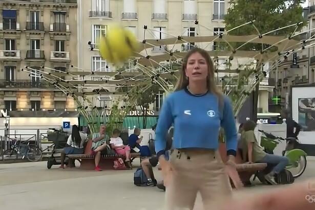 Bárbara Coelho jogando vôlei em Paris no meio da cobertura do acidente de Avião