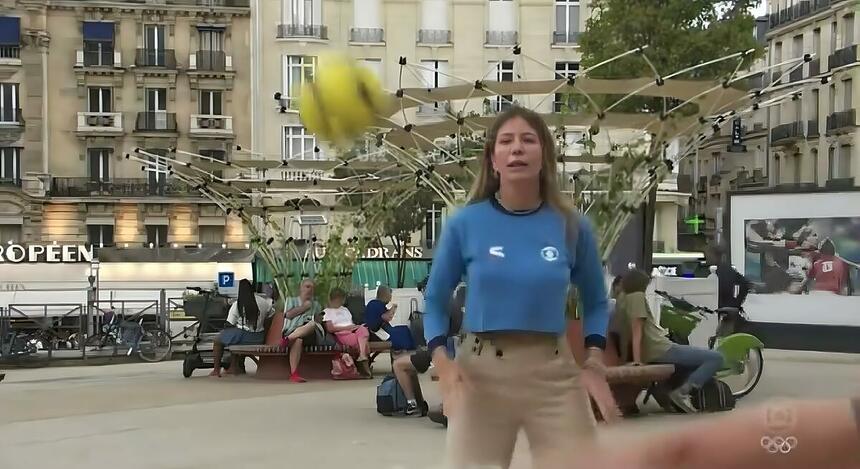 Bárbara Coelho jogando vôlei em Paris no meio da cobertura do acidente de Avião