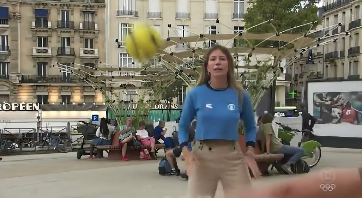 Bárbara Coelho jogando vôlei em Paris no meio da cobertura do acidente de Avião