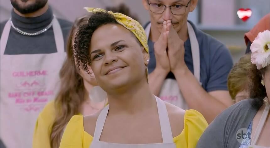 Itacira, participante trans do Bake Off Brasil, com semblante triste após eliminação