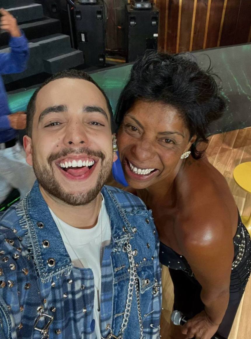 Lucas Selfie sorrindo ao lado de Marcia Fu nos bastidores de A Fazenda 16