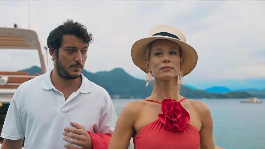 Guga (Allan Souza Lima) olha para Ísis (Mariana Ximenes) em cena do trailer de Mania de Você, a nova novela das TV Globo