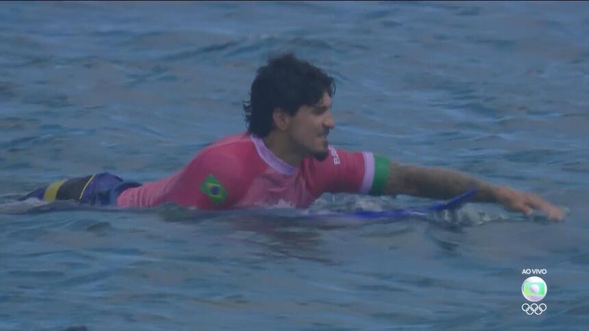 Gabriel Medina nada no mar de Teahupo’o na Olimpíada de Paris 2024