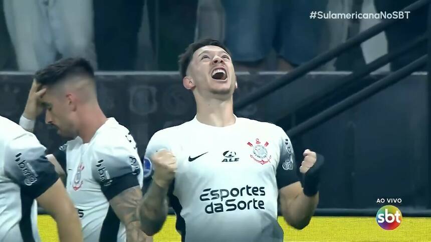 Jogador do Corinthians celebra vitória, com os braços levantados, após Gol em transmissão do SBT que venceu o Estrela da Casa