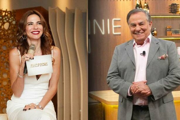 Luciana Gimenez sorrindo no cenário do SuperPop e Ronnie Von, também sorrindo, em pé no cenário do Companhia Certa da RedeTV!