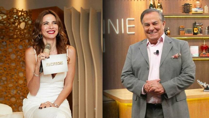 Luciana Gimenez sorrindo no cenário do SuperPop e Ronnie Von, também sorrindo, em pé no cenário do Companhia Certa da RedeTV!