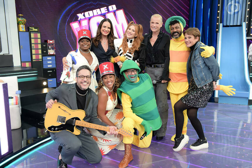 Xuxa e o elenco do Caldeirão com Mion no palco do programa