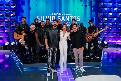 Dilsinho, Patricia Abravanel e Renato Albani no palco do Programa Silvio Santos