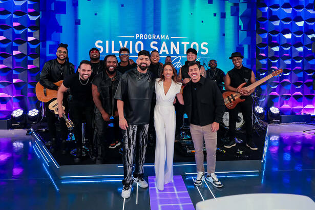 Dilsinho, Patricia Abravanel e Renato Albani no palco do Programa Silvio Santos