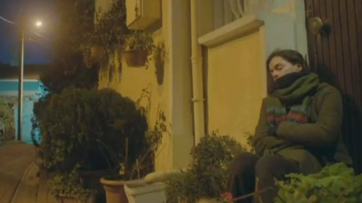 Bahar (Özge Özpirinçci) dormindo ao relento em trecho de Força de Mulher
