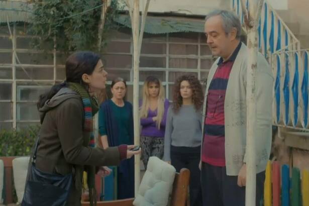 Bahar (Özge Özpirinçci) e Enver (Şerif Erol) em trecho da novela Força de Mulher