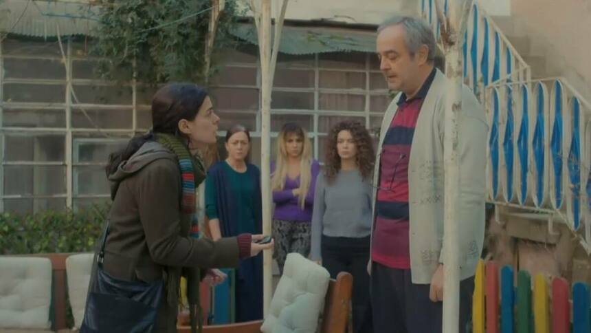 Bahar (Özge Özpirinçci) e Enver (Şerif Erol) em trecho da novela Força de Mulher