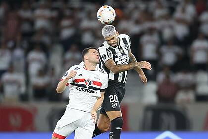 Calleri e Barbosa no jogo Botafogo x São Paulo na Libertadores