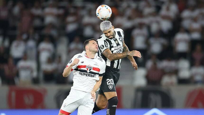 Calleri e Barbosa no jogo Botafogo x São Paulo na Libertadores