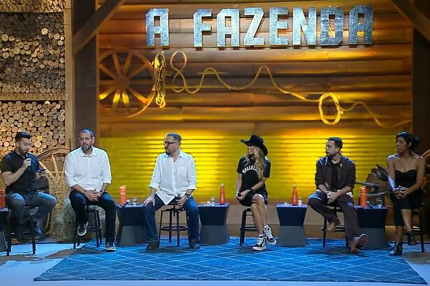 Palco central da coletiva de imprensa de A Fazenda patrocinada pelo Kwai