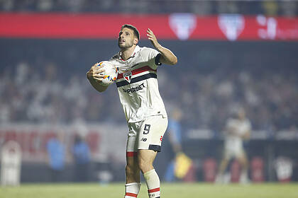 Calleri com a bola na mão em jogo do São Paulo