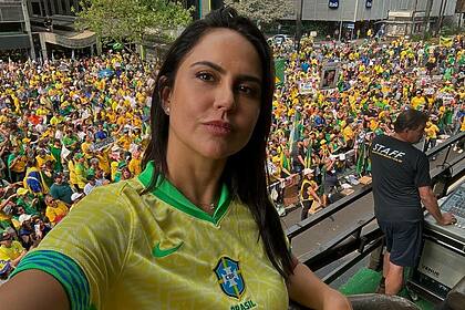 Carla Cecato, com a camiseta do Brasil, em ato na Avenida Paulista