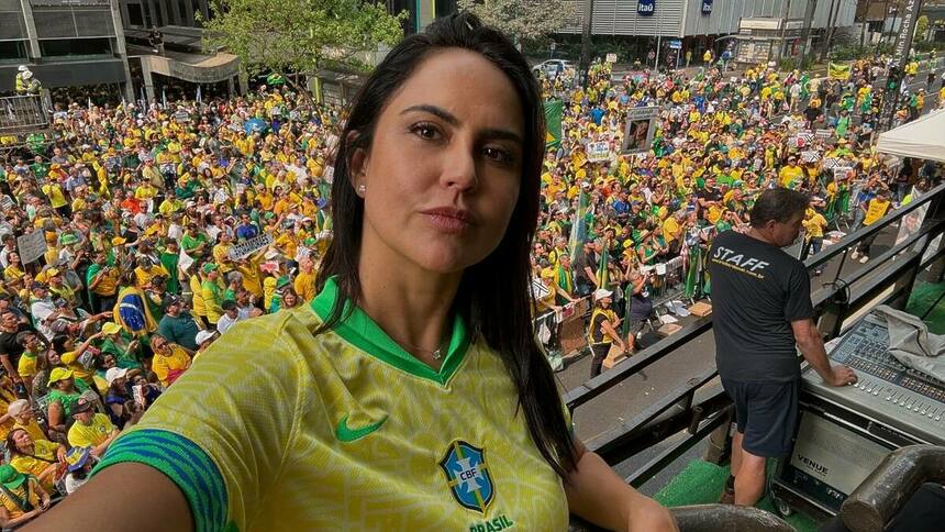 Carla Cecato, com a camiseta do Brasil, em ato na Avenida Paulista