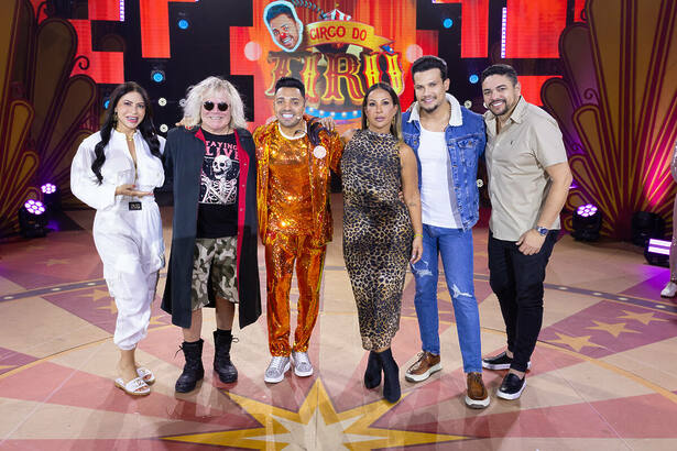 Israel Novaes, Valesca Popozuda, Sylvia Design, Ovelha e Délio Macnamara ao lado de Tirulipa no centro do palco do Circo do Tiru