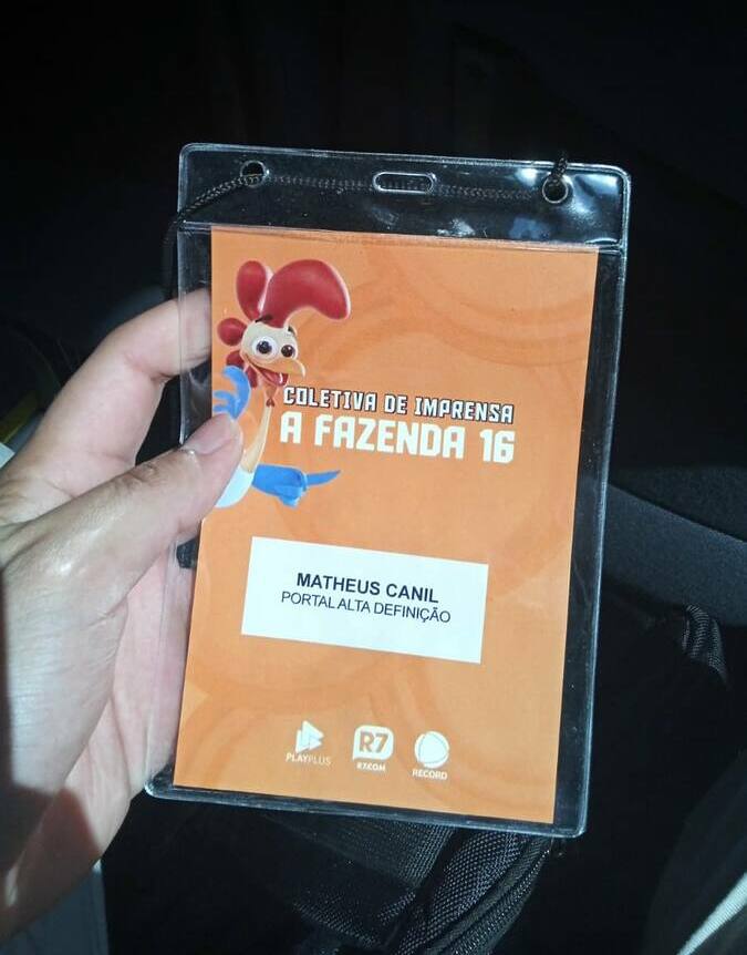 Crachá do Repórter Matheus Canil na coletiva de A Fazenda 16