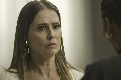 Deborah Secco com olhar triste em cena da novela Elas por Elas