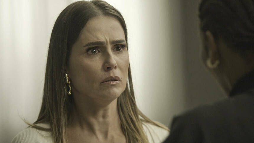 Deborah Secco com olhar triste em cena da novela Elas por Elas