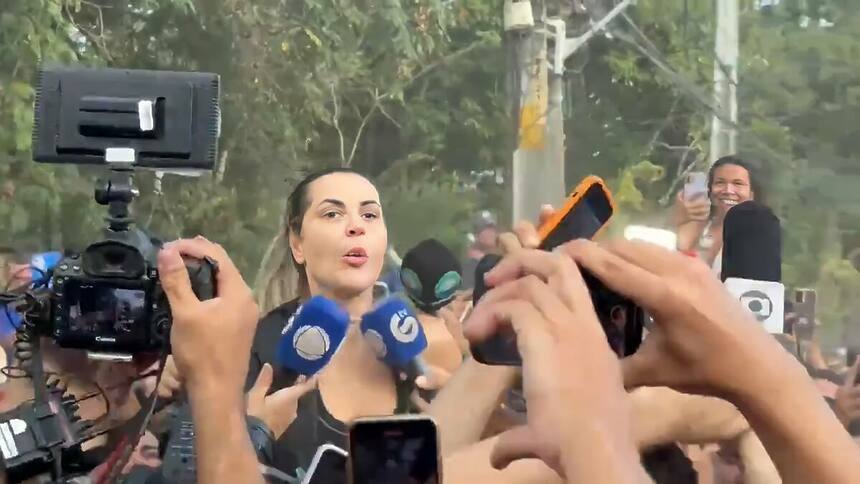 Deolane fala com a imprensa na frente da cadeia no Recife