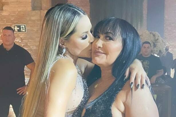 Deolane Bezerra beijando a mãe Solange Bezerra