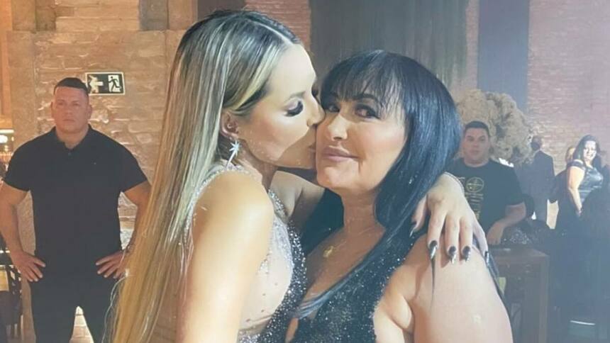 Deolane Bezerra beijando a mãe Solange Bezerra