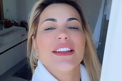 Deolane Bezerra sorridente com uma roupão