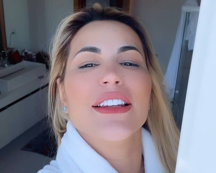 Deolane Bezerra sorridente com uma roupão