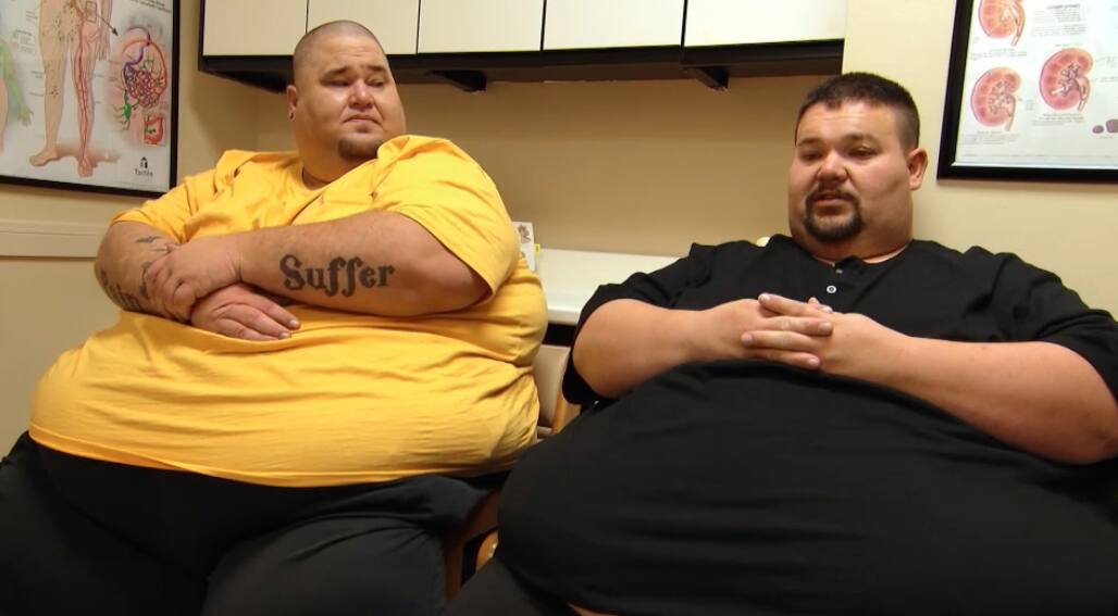 Benji e David conversam com o médico em cena de Quilos Mortais
