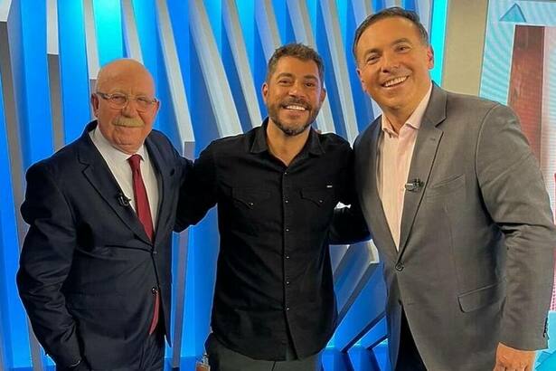 Evaristo Costa, Reinaldo Gottino e Renato Lombardi juntos no estúdio da Record