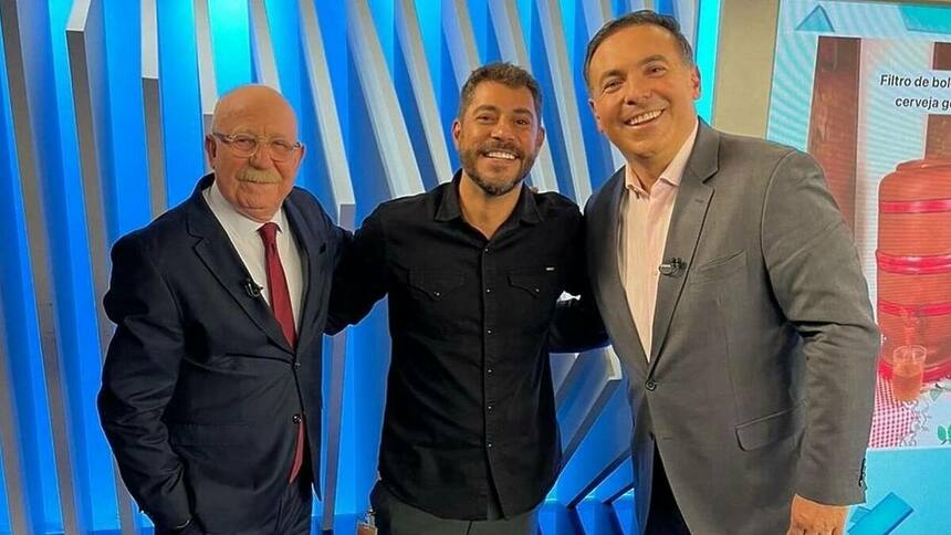 Evaristo Costa, Reinaldo Gottino e Renato Lombardi juntos no estúdio da Record