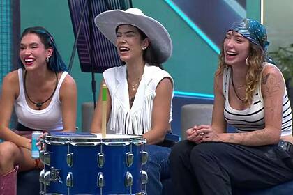 Evellin, Nicole Louise e Unna X sorridentes em trecho de atividade no Estrela da Casa