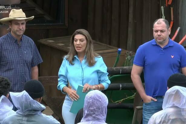 Fernanda, Diogo e Erick realizando o ensinamento -do trato dos animais em A Fazenda 16