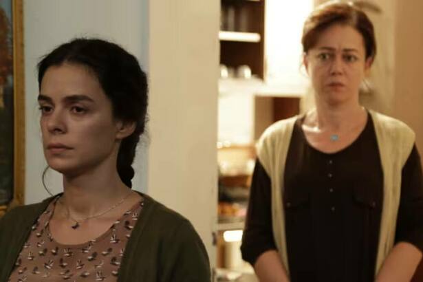 Hatice (Bennu Yıldırımlar) e Bahar (Özge Özpirinçci) em trecho da novela Força de Mulher