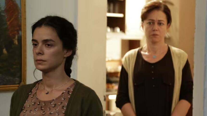 Hatice (Bennu Yıldırımlar) e Bahar (Özge Özpirinçci) em trecho da novela Força de Mulher