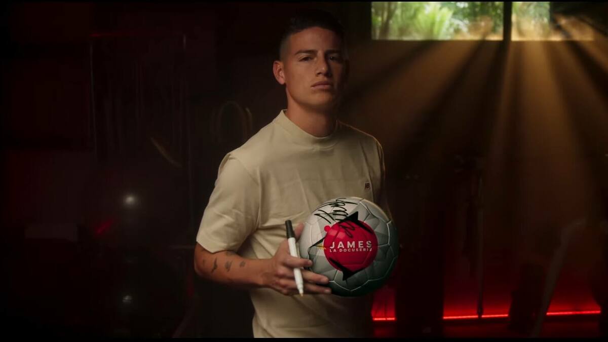 Jamez Rodrigues segurando bola de futebol autografada por ele