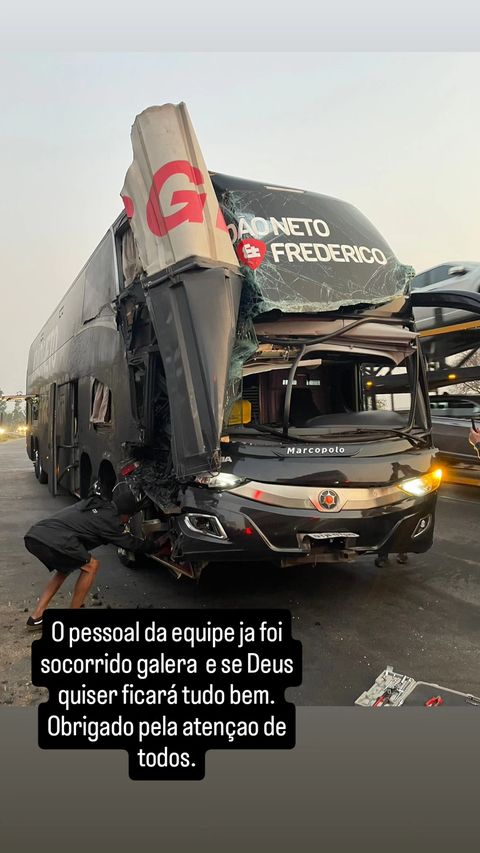 Ônibus da dupla após o acidente com a parte da frente destruída 