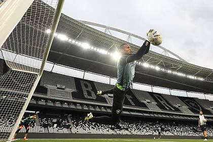 Goleiro John no treino do Botafogo