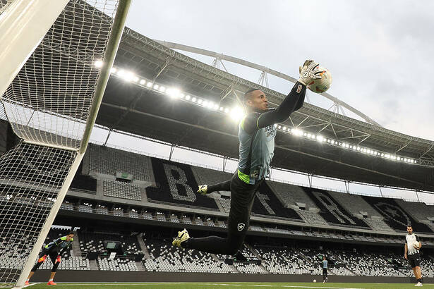 Goleiro John no treino do Botafogo