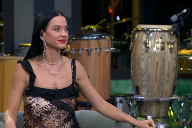 Katy Perry no estúdio do reality Estrela da Casa