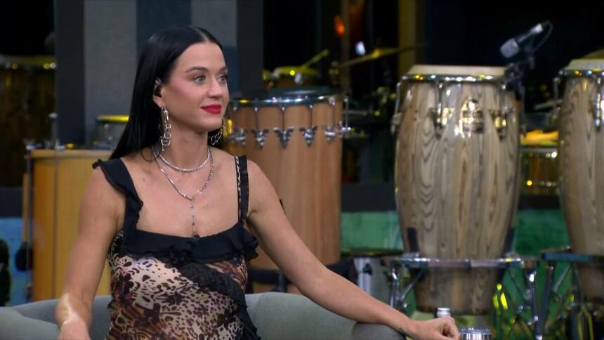 Katy Perry no estúdio do reality Estrela da Casa