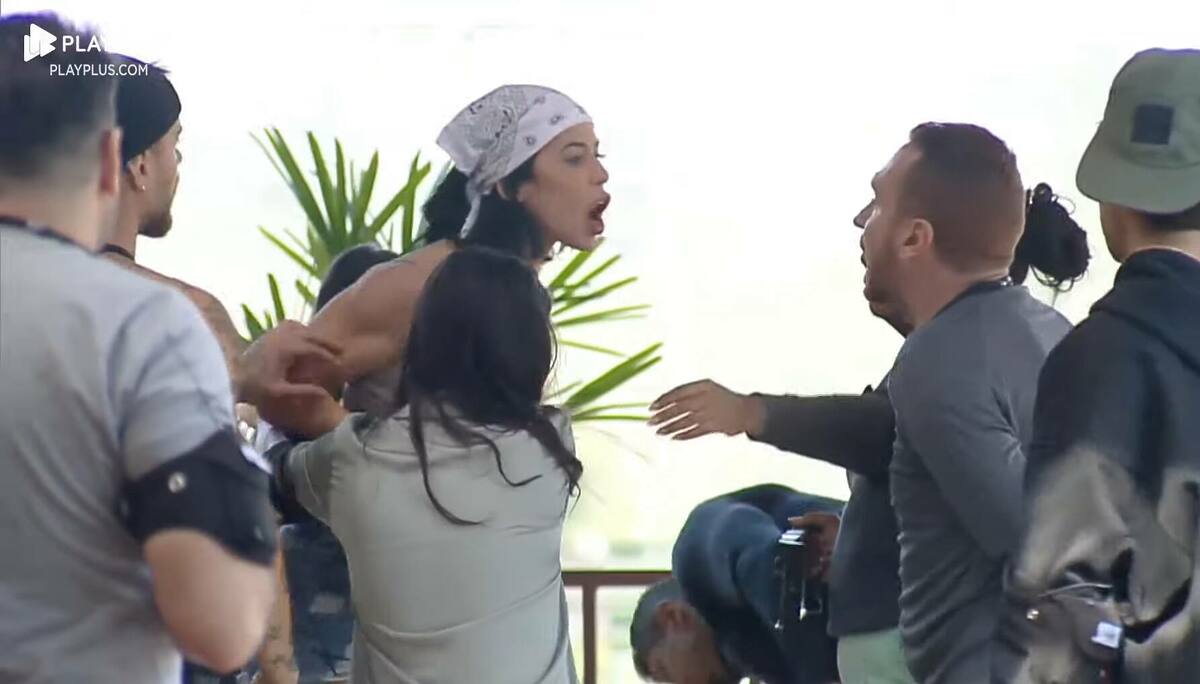 Larissa e Zé Love em trecho de treta na área externa de A Fazenda