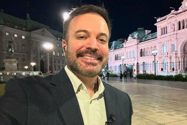 Marcelo Torres em foto posada em frente ao Palácio na Argenitna