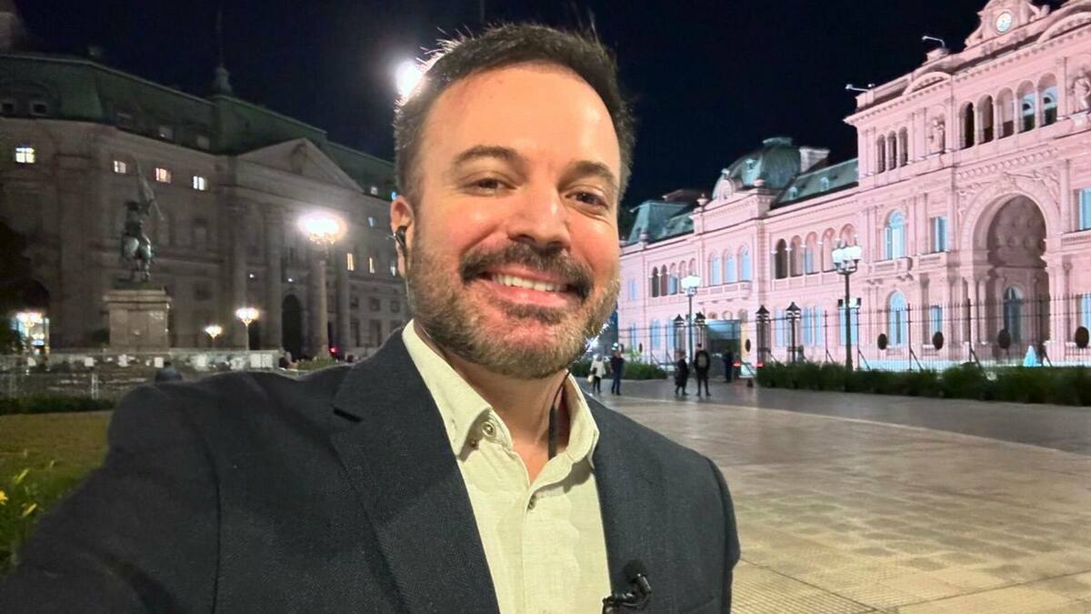 Marcelo Torres em foto posada em frente ao Palácio na Argenitna